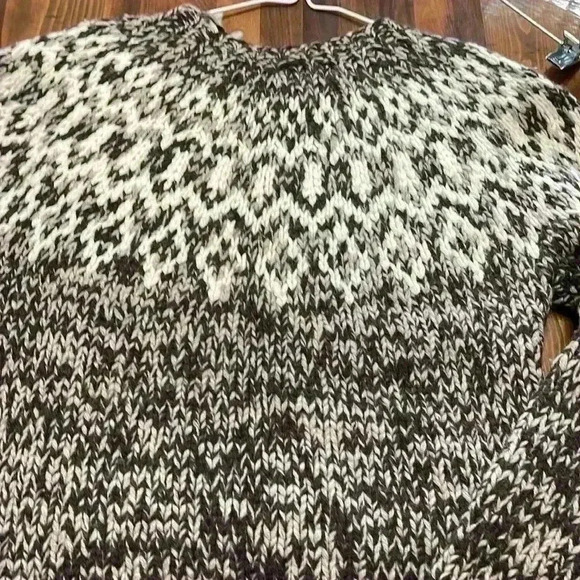 Handknit American Eagle outfitters size medium sweater. - Picture 3 of 4